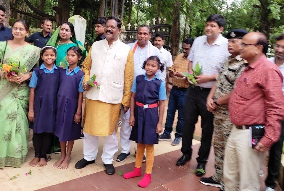 गरियाबंद : प्रभारी मंत्री  भगत ने किया कन्या आश्रम का निरीक्षण