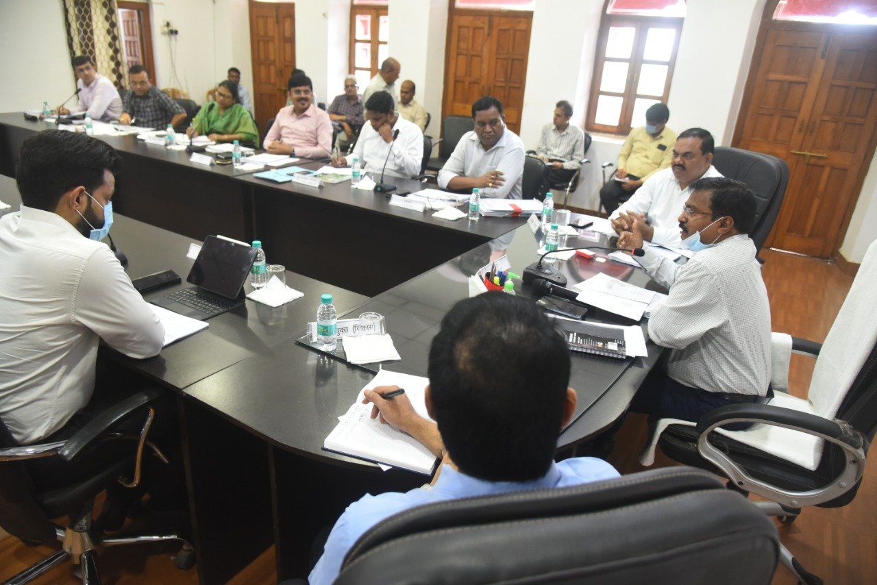 कवर्धा : लोगों की बुनियादी समस्याओं को हल करने की दिशा में प्राथमिकता से करें कार्य