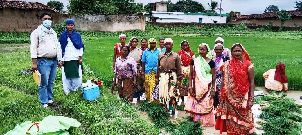 गरियाबंद : किसानों व मजदूरों को खेतों में जाकर किया बूस्टर डोज से टीकाकृत