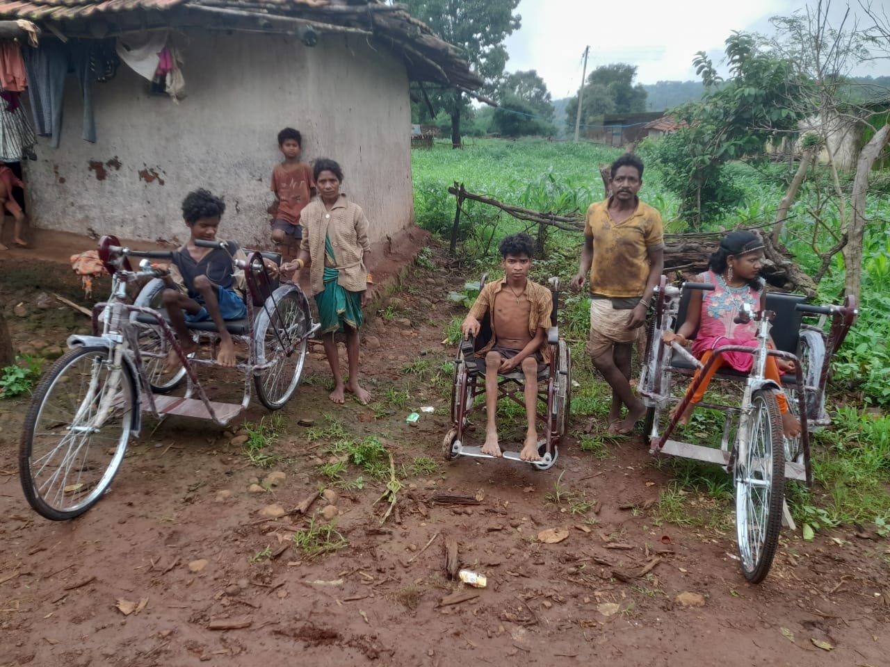 कवर्धा : ट्रायसायकल और व्हील चेयर पाकर चार दिव्यांग बच्चों के हौसलों को मिली उड़ान, खुले आसामां में घुम सकेंगे बाहर की दुनिया