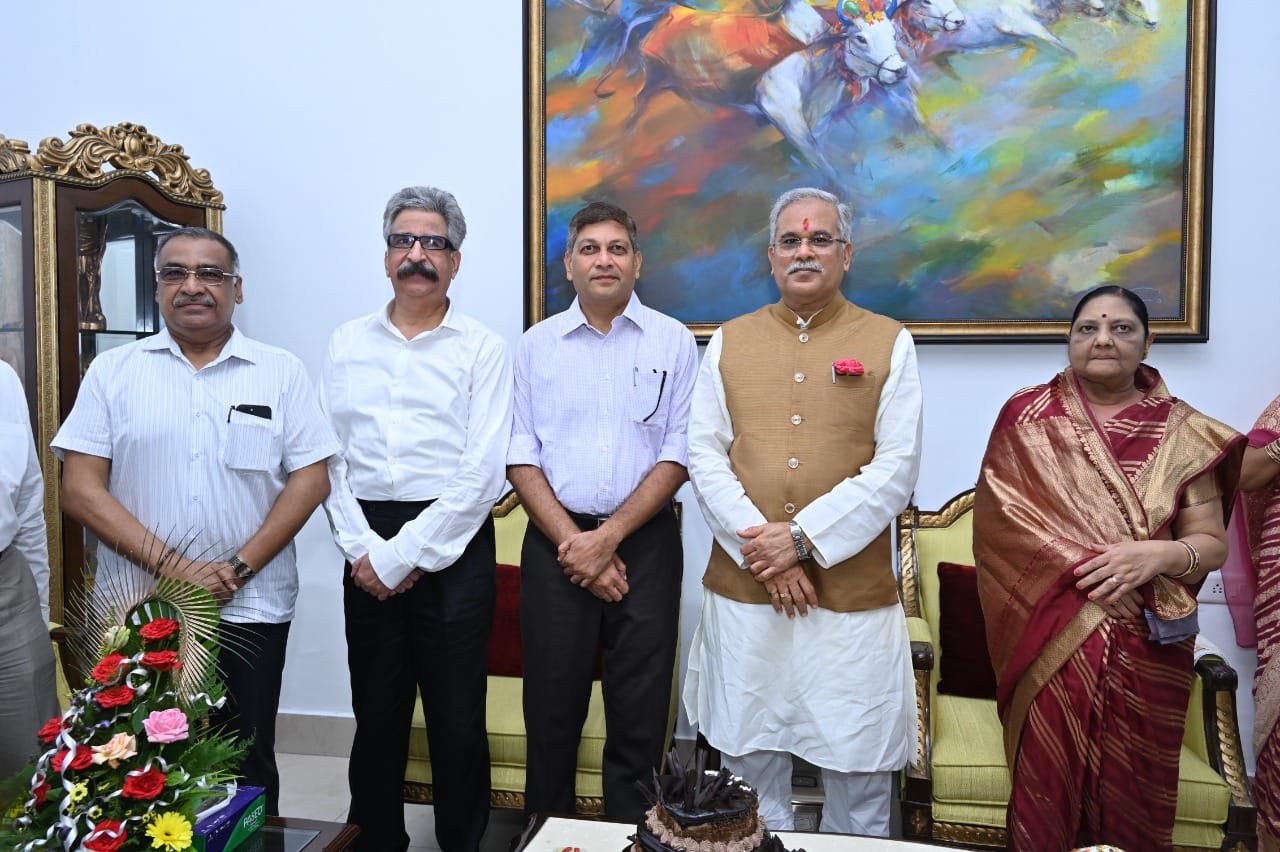 रायपुर: छत्तीसगढ़ के मुख्य सचिव  अमिताभ जैन, पुलिस महानिदेशक  अशोक जुनेजा और मुख्य प्रधान वन संरक्षक  राकेश चतुर्वेदी ने मुख्यमंत्री  भूपेश बघेल से मिलकर उनको जन्मदिन की शुभकामनाएं दी…