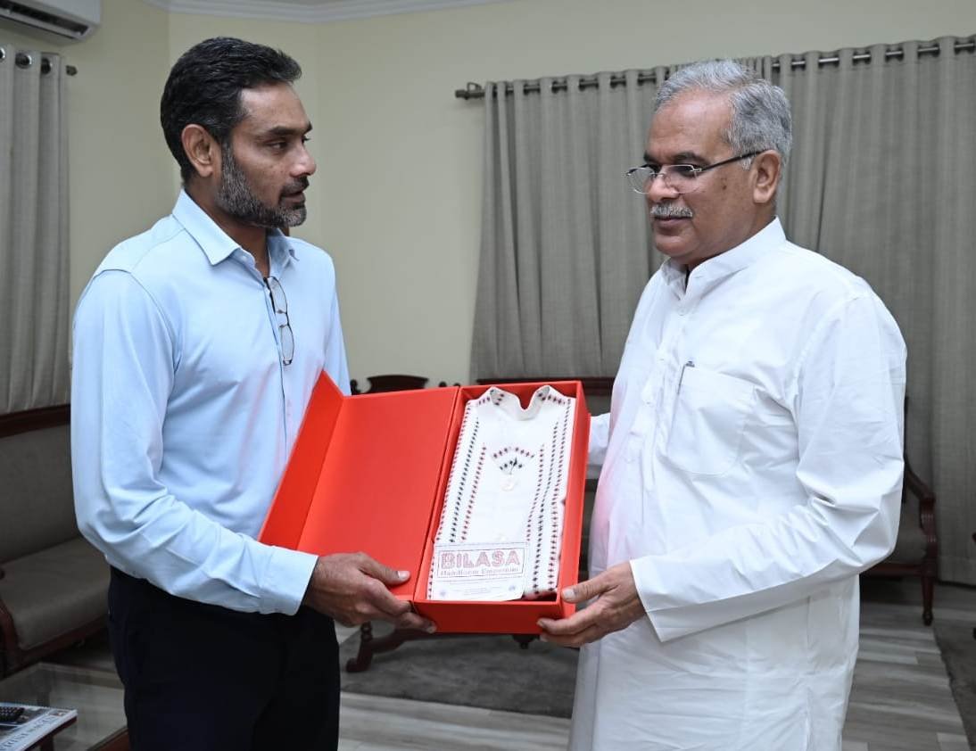 रायपुर : ​​​​​​​मुख्यमंत्री को छत्तीसगढ़ के बुनकरों द्वारा निर्मित नवीन हैंडलूम उत्पाद भेंट