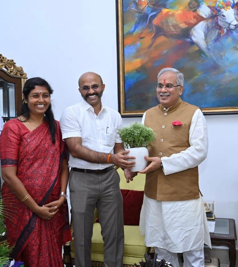 रायपुर: संस्कृति और जल संसाधन विभाग के सचिव  अंबलगन पी.और वित्त सचिव  डी.अलरमेल मंगई ने पौधा भेंट कर मुख्यमंत्री  भूपेश बघेल को जन्मदिन की शुभकामनाएं दीं…