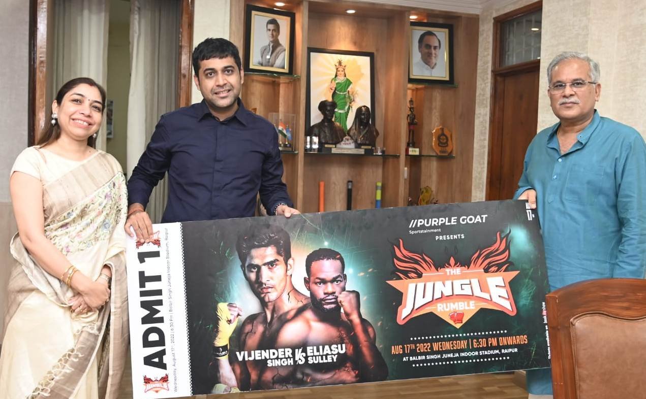 रायपुर:मुख्यमंत्री को ‘द जंगल रंबल’ प्रोफेशनल बॉक्सिंग फाइट का पहला टिकट भेंट