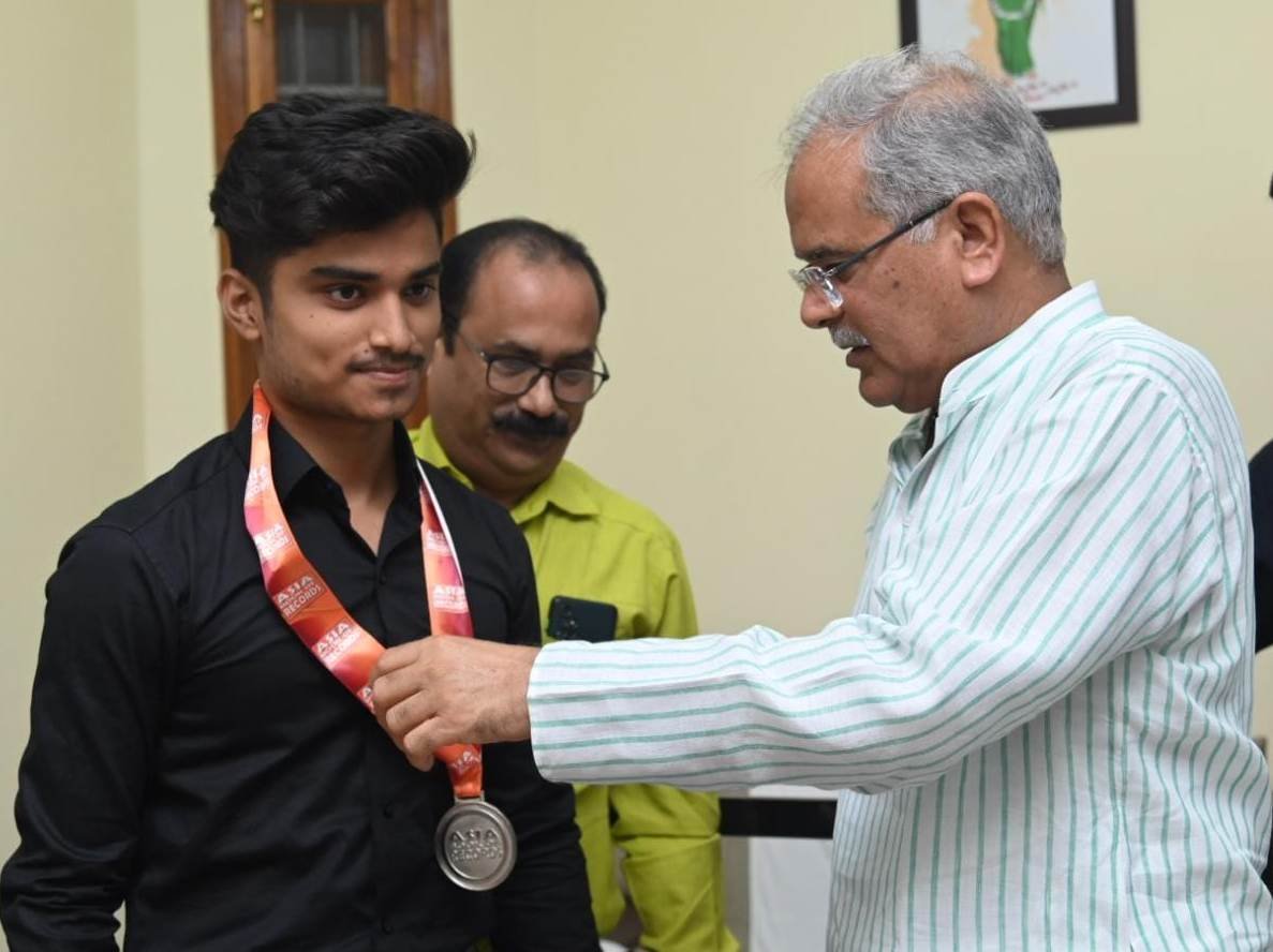 रायपुर : ​​​​​​​मुख्यमंत्री  बघेल से  समृद्ध सिंह ने की सौजन्य मुलाकात 