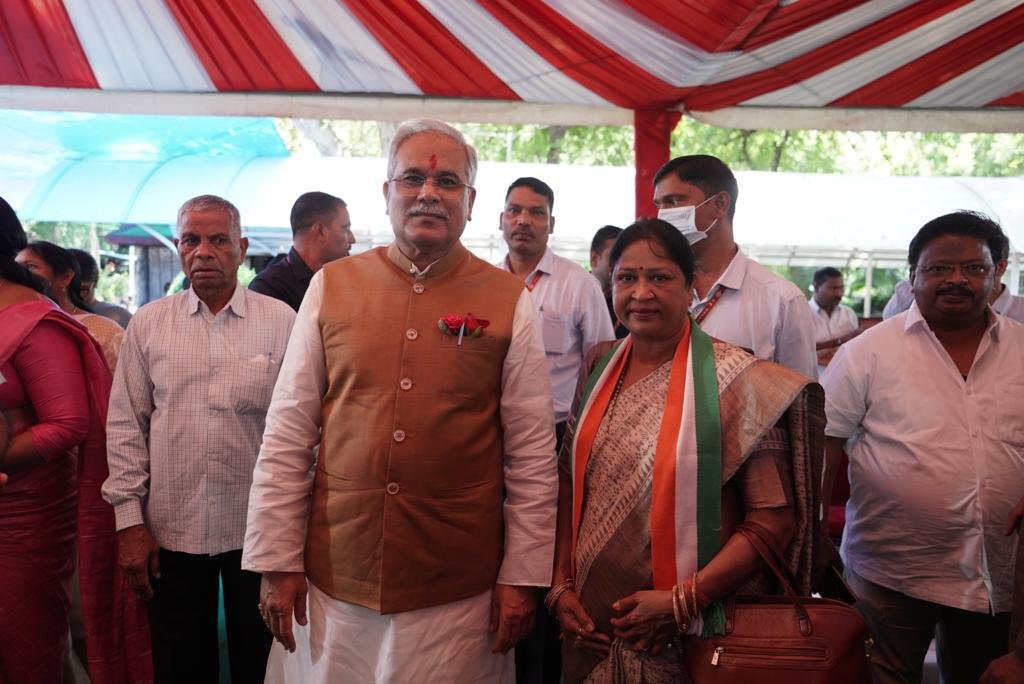 रायपुर: सिहावा विधायक  लक्ष्मी ध्रुव ने मुख्यमंत्री निवास पहुंचकर मुख्यमंत्री  भूपेश बघेल को जन्मदिन की शुभकामनाएं दीं…