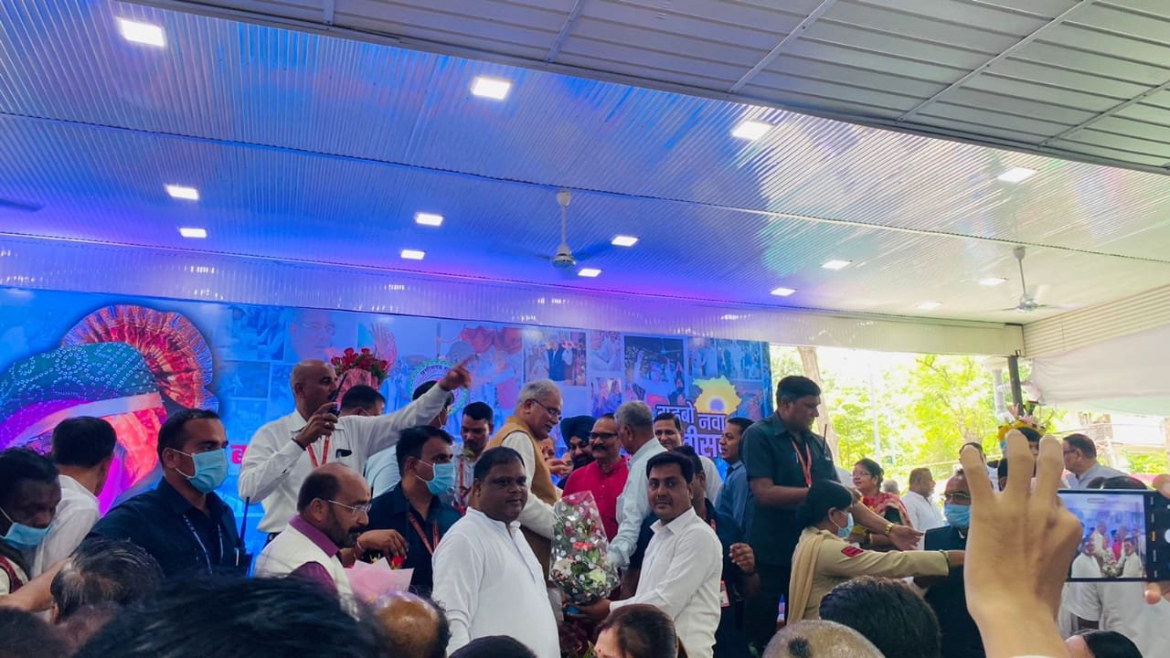 रायपुर: छत्तीसगढ़ शासन के शिक्षा, आदिम जाति एवं सहकारिता मंत्री  प्रेमसाय सिंह ने मुख्यमंत्री निवास पहुंचकर मुख्यमंत्री  भूपेश बघेल को जन्मदिन की शुभकामनाएं दीं…