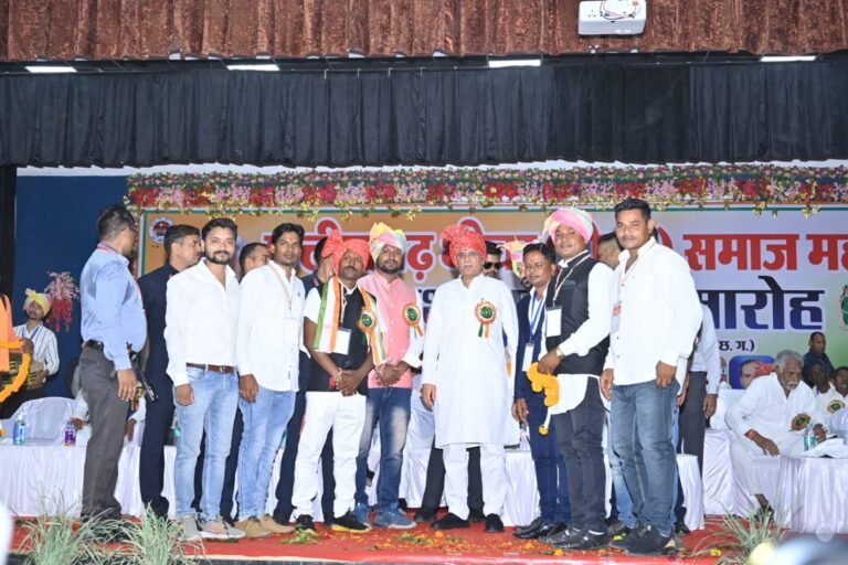 रायपुर: मुख्यमंत्री भूपेश बघेल इंदिरा गांधी कृषि विश्वविद्यालय में आयोजित छत्तीसगढ़ धीवर समाज के महासम्मेलन में शामिल हुए