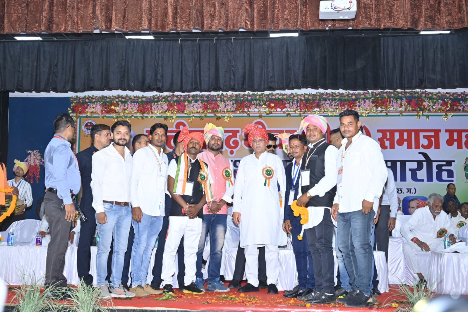 रायपुर: मुख्यमंत्री भूपेश बघेल इंदिरा गांधी कृषि विश्वविद्यालय में आयोजित छत्तीसगढ़ धीवर समाज के महासम्मेलन में शामिल हुए