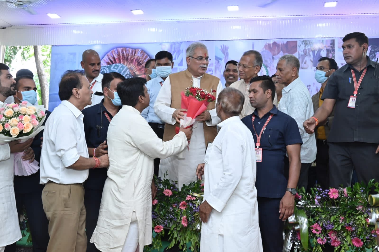 रायपुर: छत्तीसगढ़ के गृह मंत्री ताम्रध्वज साहू ने मुख्यमंत्री  भूपेश बघेल को उनके आवास पहुंचकर जन्मदिन की बधाई एवं शुभकामनाएं दीं…