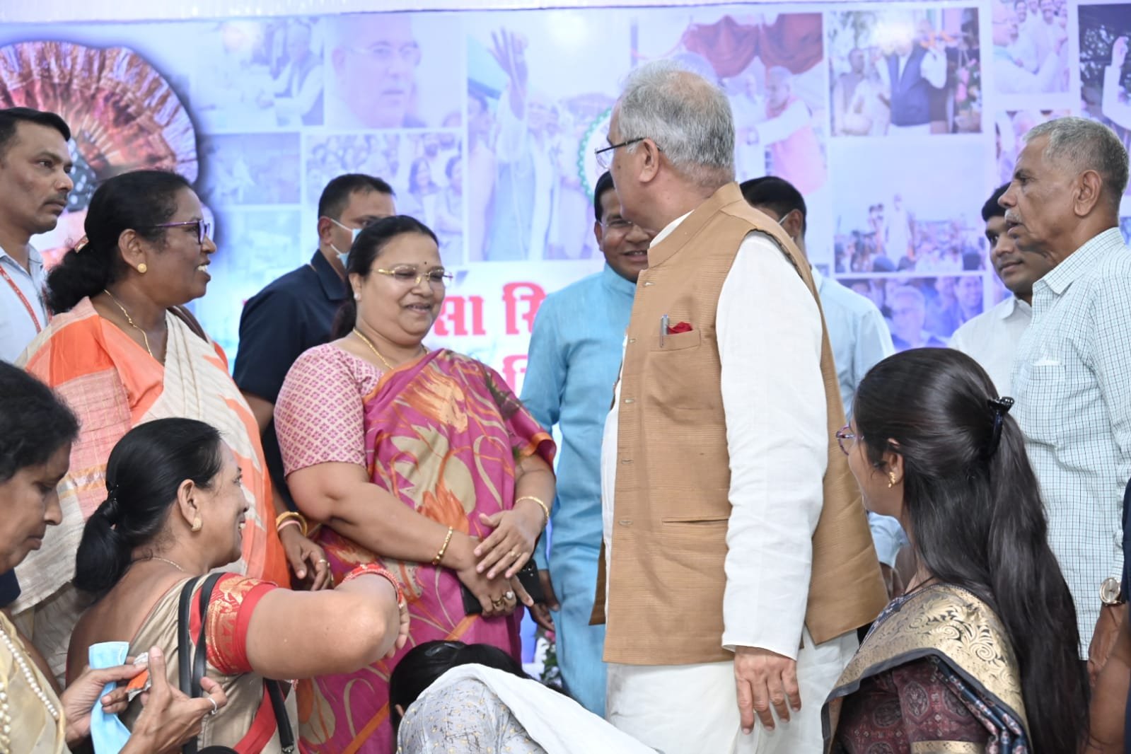 रायपुर: छत्तीसगढ़ के महिला एवं बाल विकास, समाज कल्याण मंत्री  अनिला भेंड़िया ने मुख्यमंत्री आवास पहुंचकर मुख्यमंत्री  भूपेश बघेल जी को जन्मदिन की बधाई दी…