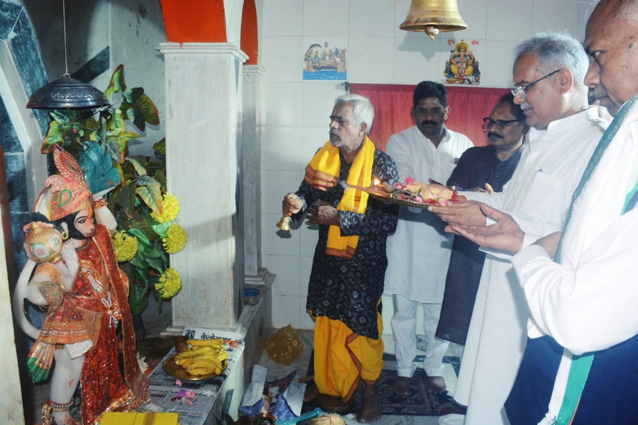 रायपुर : मुख्यमंत्री  भूपेश बघेल ने ग्राम कुंजेमुरा में श्री हनुमान मंदिर में की पूजा-अर्चना