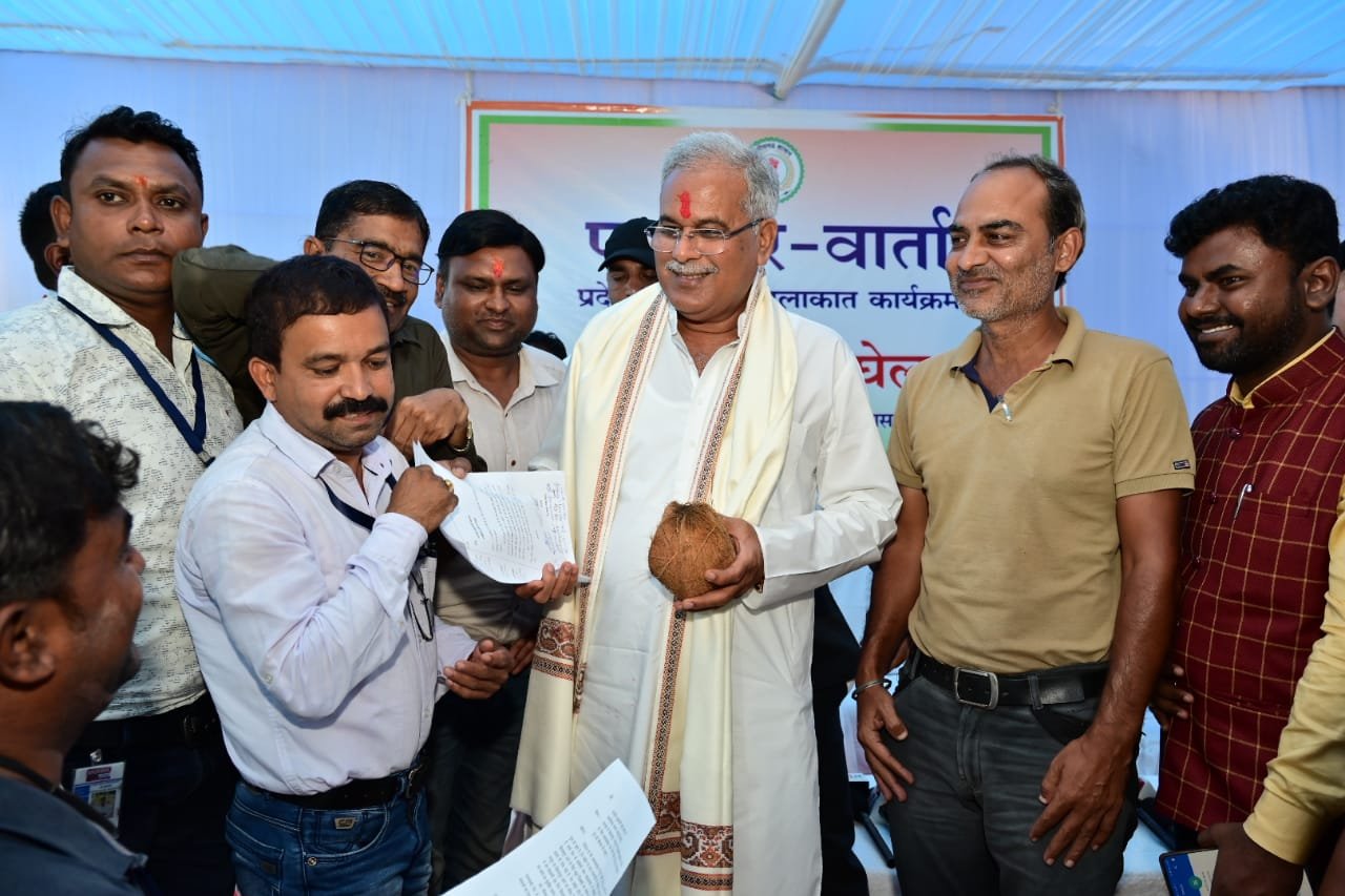 रायपुर : मुख्यमंत्री  भूपेश बघेल की पहल पर केंद्रीय मंत्रिमंडल द्वारा छत्तीसगढ़ की 12 जातियों को अनुसूचित जनजाति में शामिल करने की स्वीकृति देने पर समाज के लोगों ने मुख्यमंत्री का आभार व्यक्त किया