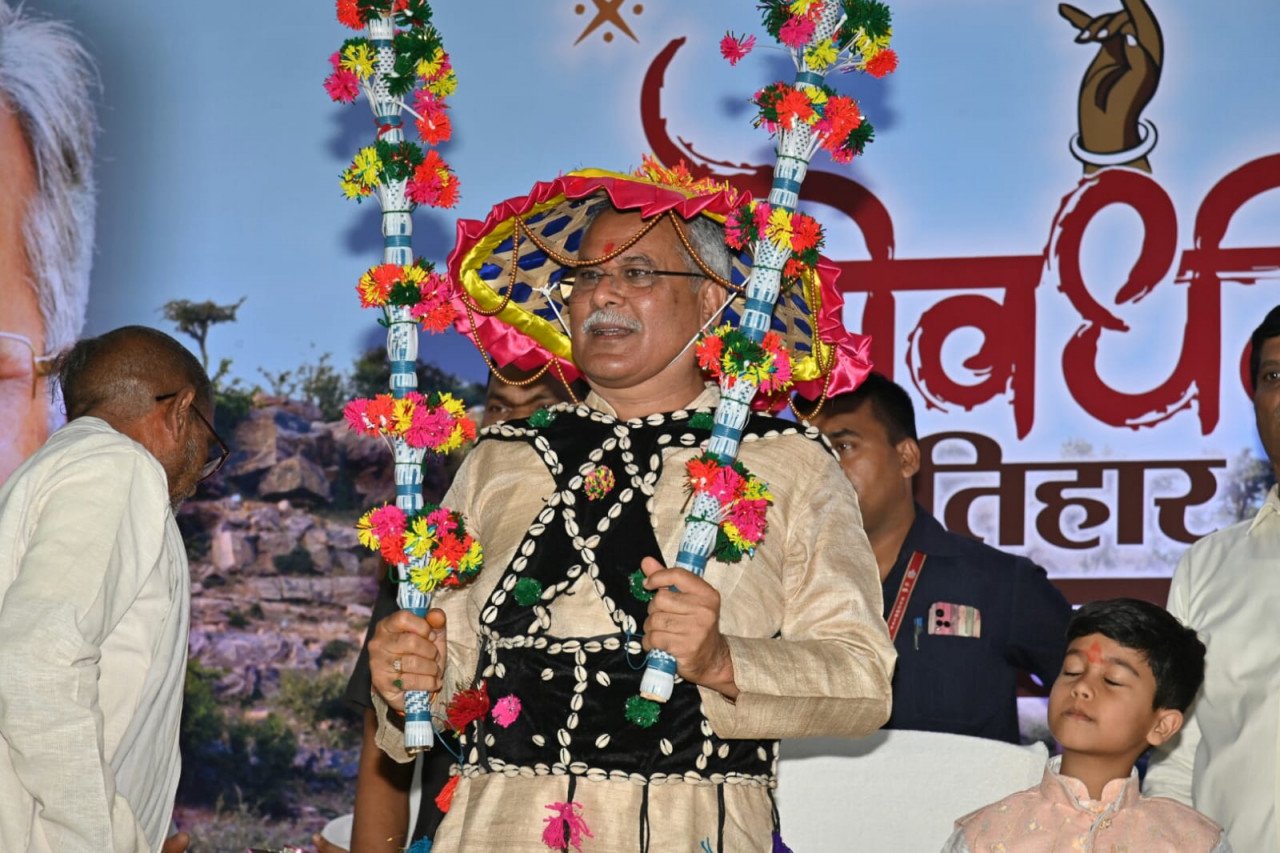 रायपुर: मुख्यमंत्री निवास में छत्तीसगढ़ की परंपरा अनुसार देवारी तिहार और गोवर्धन पूजा का कार्यक्रम शुरू