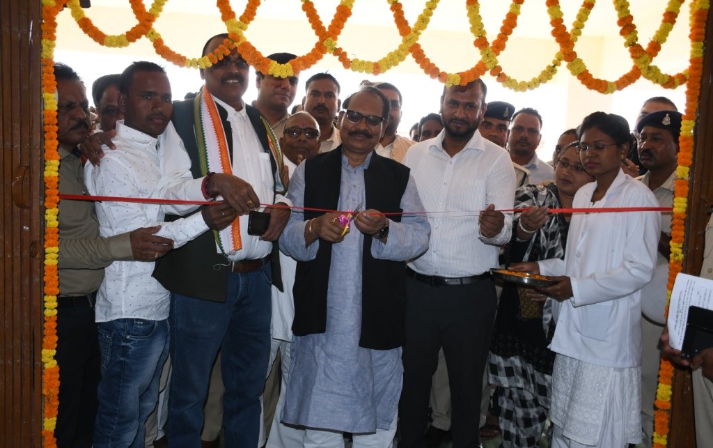 बलरामपुर : शिक्षा मंत्री  टेकाम ने रघुनाथनगर में नवनिर्मित 30 बिस्तरीय सामुदायिक स्वास्थ्य केन्द्र भवन का किया लोकार्पण