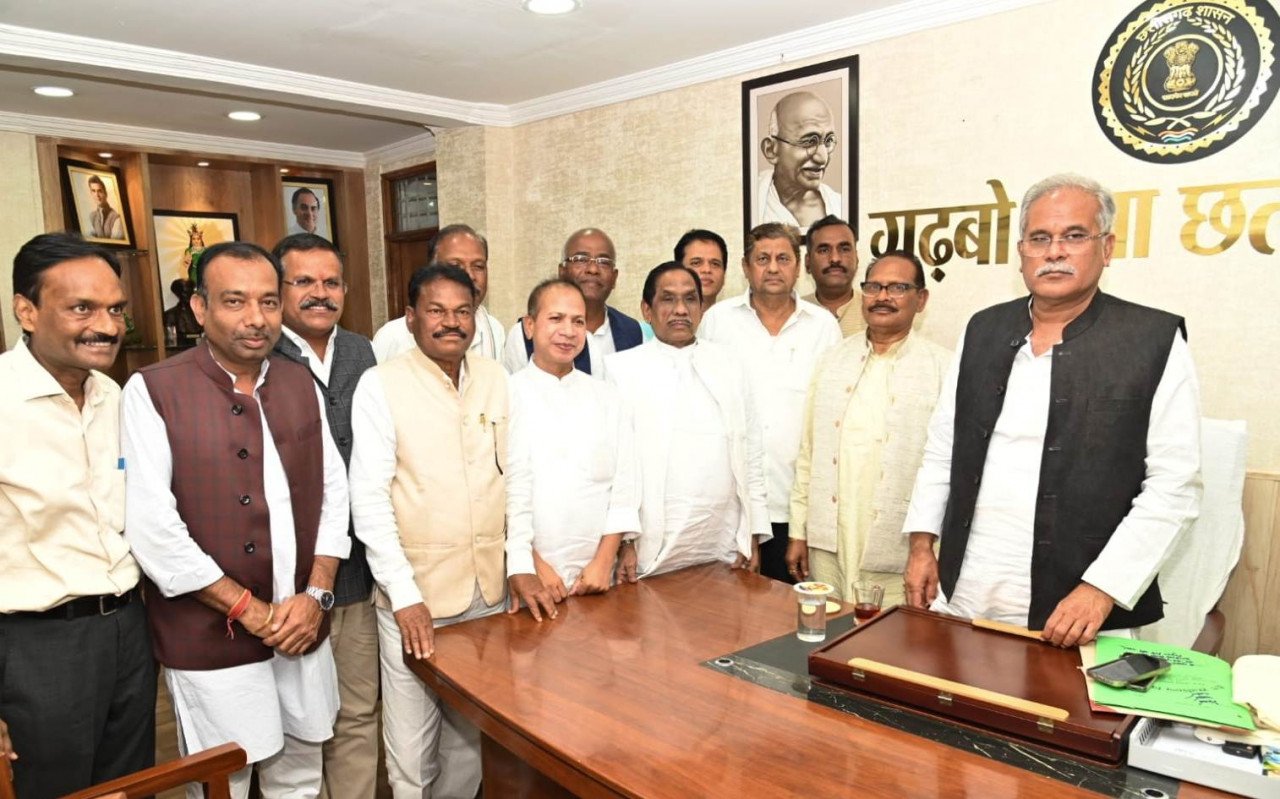 रायपुर : मुख्यमंत्री से अपेक्स बैंक के संचालक मंडल के नवनियुक्त सदस्यों ने की सौजन्य मुलाकात