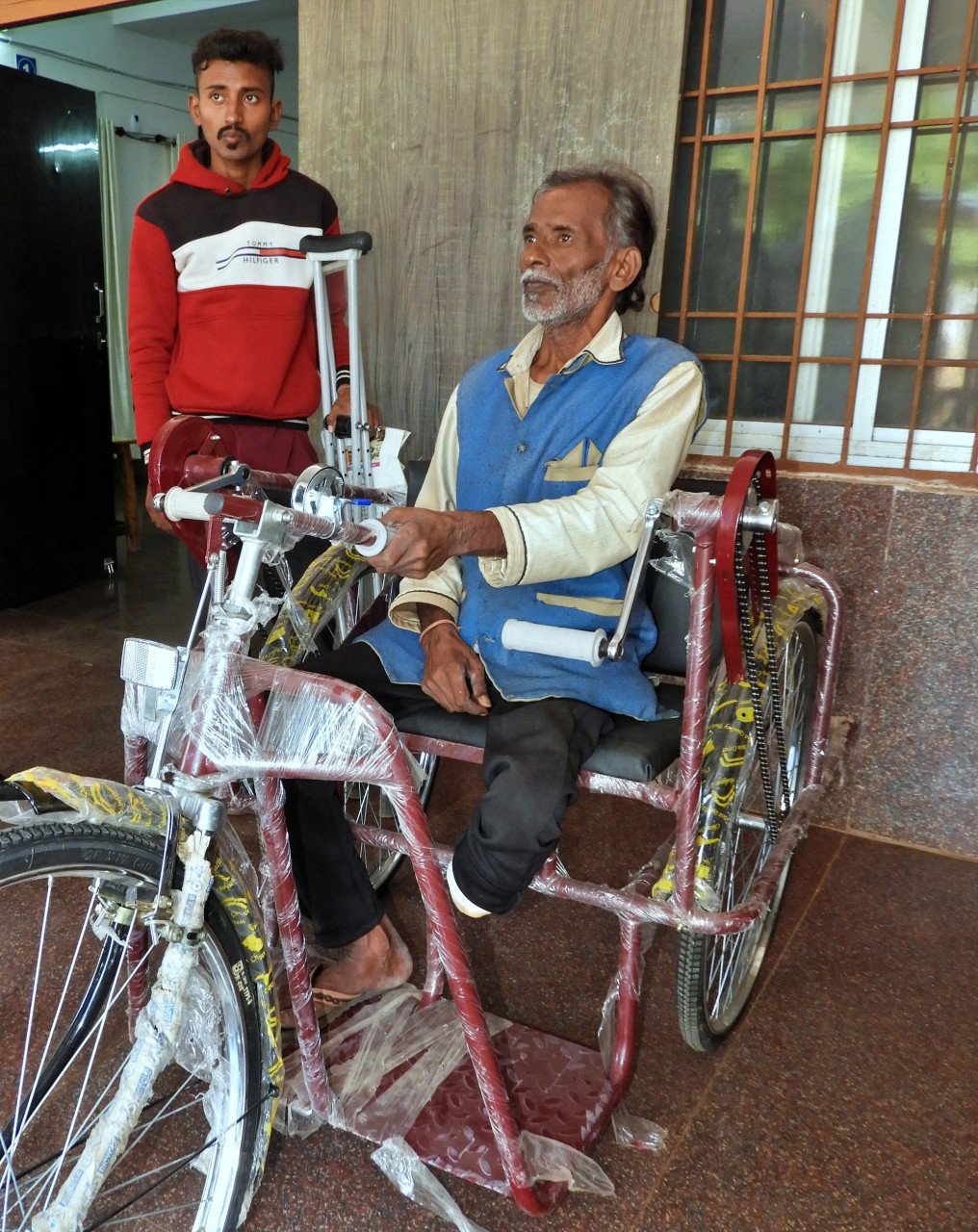 बालोद : कलेक्टर के निर्देश पर तत्काल ट्राईसायकल मिलने से प्रसन्न हुआ दिव्यांग मुन्नालाल