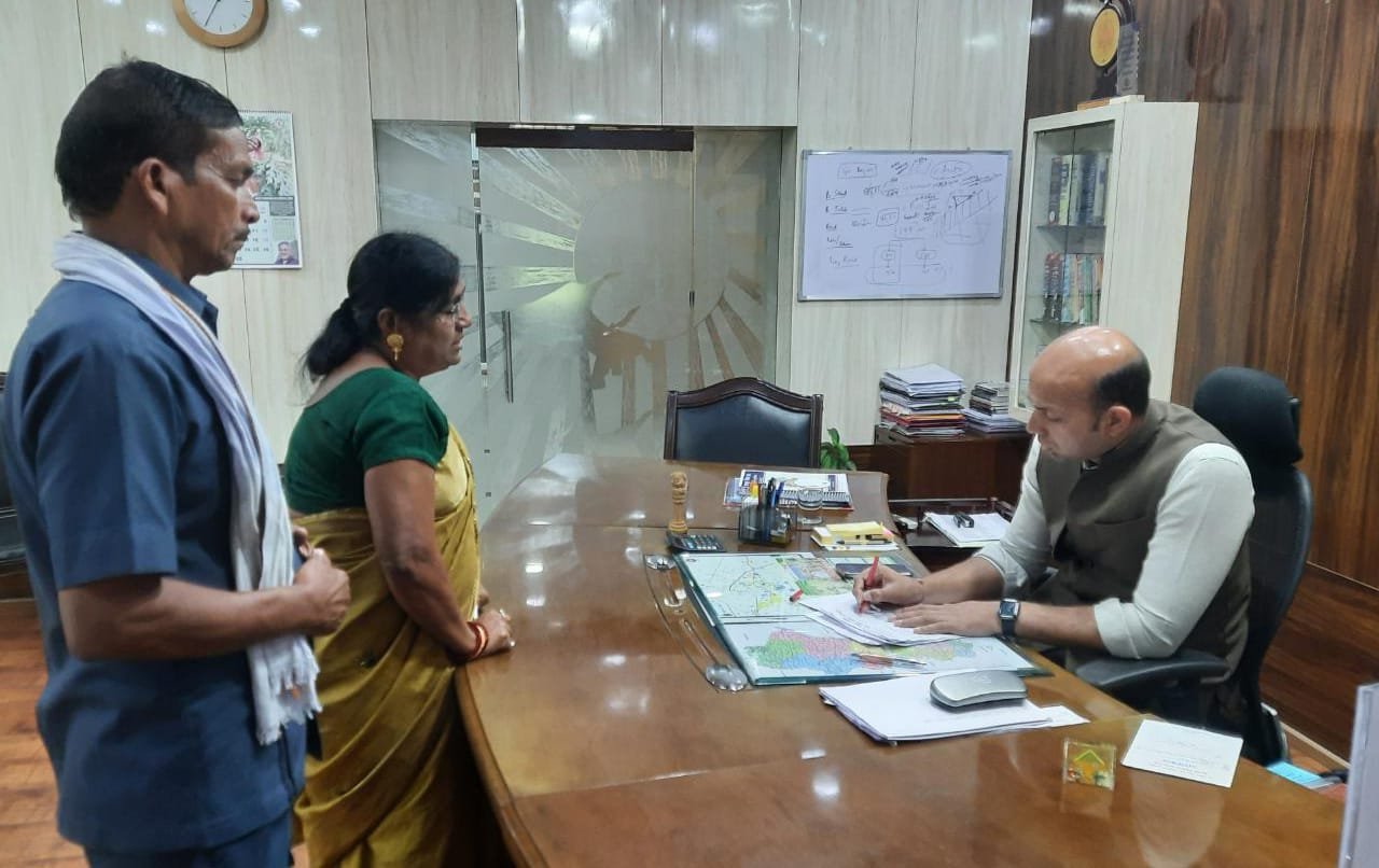 रायपुर : कलेक्टर डॉ भुरे ने जन चौपाल में जानी नागरिकों की समस्याएं, किया यथा सम्भव समाधान