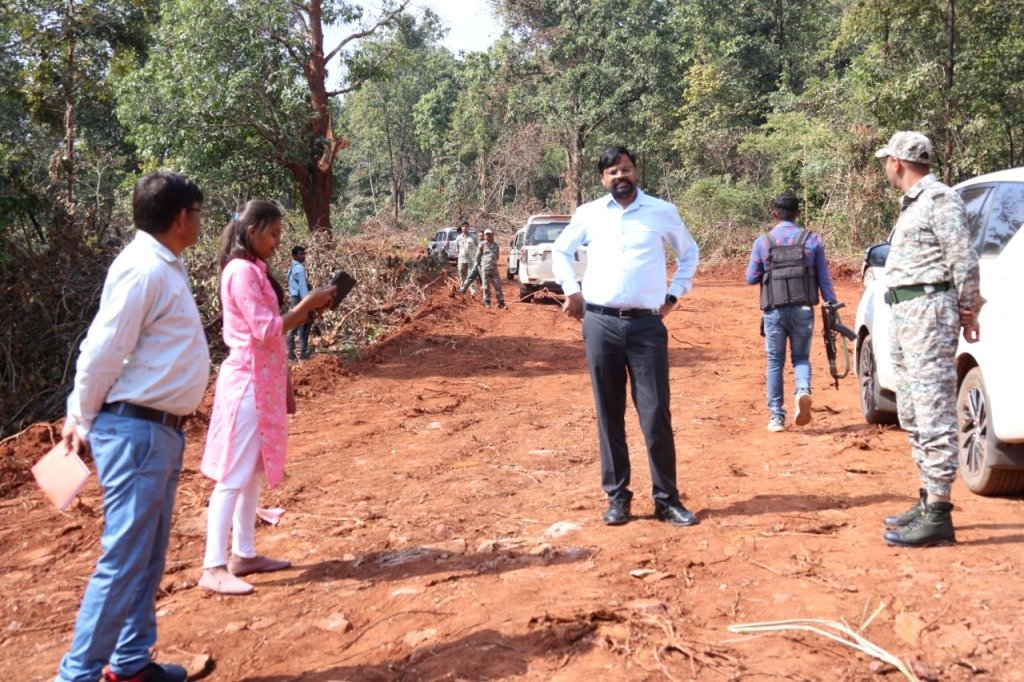 बीजापुर : गंगालूर से मिरतुर सड़क निर्माण का कलेक्टर एवं एसपी ने किया निरीक्षण