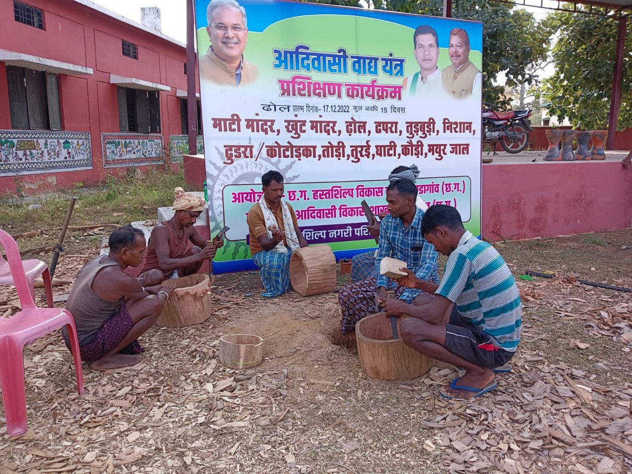 कोण्डागांव : आदिवासी वाद्ययंत्र निर्माण का दिया जा रहा प्रशिक्षण
