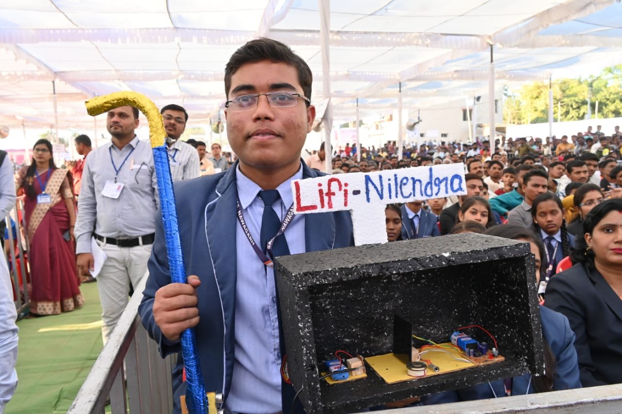 रायपुर : मुख्यमंत्री को स्वामी आत्मानंद के छात्र ने अपने द्वारा बनाया गया लाई-फाई और इलेक्ट्रॉनिक स्टिक डिवाइस किया भेंट