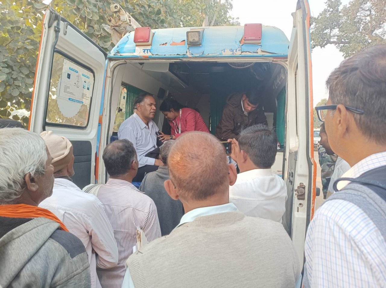 रायपुर : कलेक्टर  ध्रुव ने स्वास्थ्य परीक्षण के बहाने कोटाडोल के साप्ताहिक बाजार में लगे मुख्यमंत्री हाट-बाजार क्लिनिक का लिया जायजा