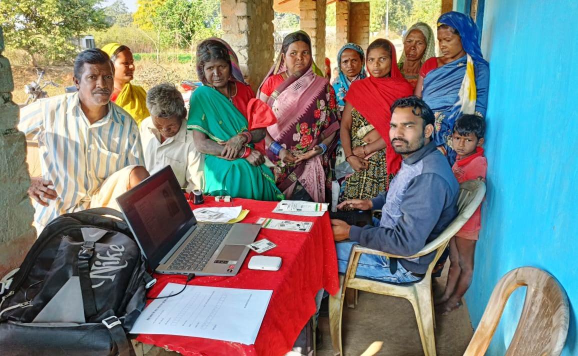 सूरजपुर : सुशासन सप्ताह में स्वास्थ्य विभाग द्वारा बनाये गये 3430 आयुष्मान कार्ड