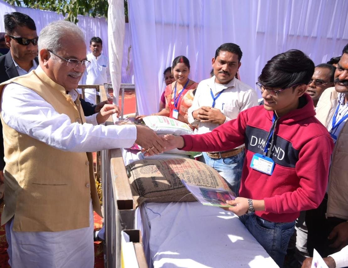 रायपुर : लन मस्क को फॉलो करने वाले किशोर पीएचडीधारी पीयूष जायसवाल से भेंट-मुलाकात में मिले मुख्यमंत्री, किया सम्मान