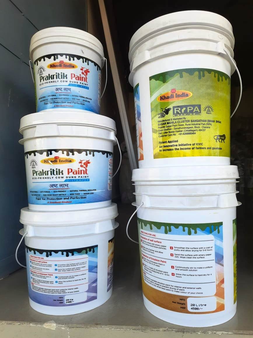 उत्तर बस्तर कांकेर : सराधुनवागांव गौठान में गोबर से बना पेंट विक्रय के लिए उपलब्ध