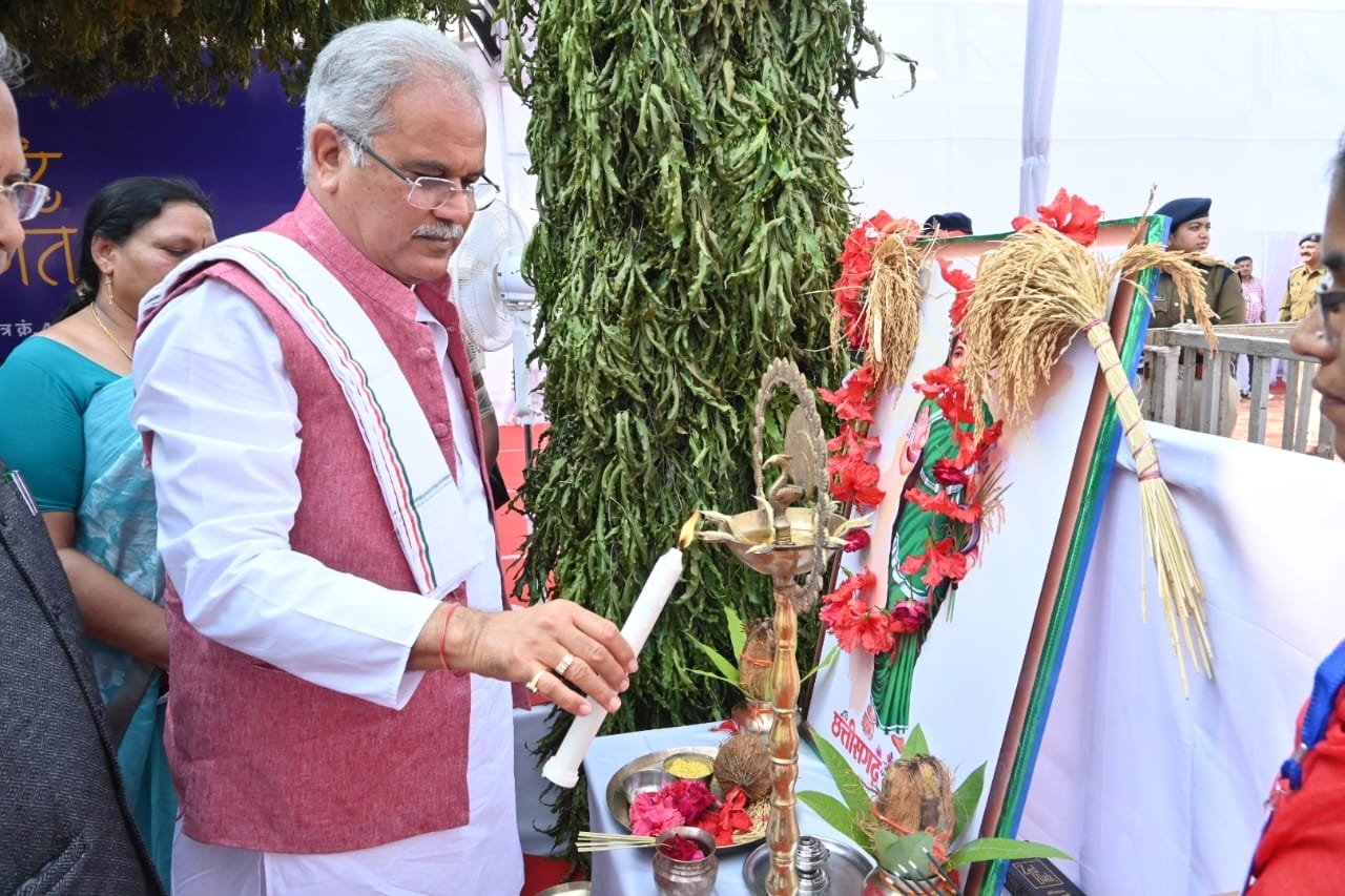 रायपुर :  मुख्यमंत्री  भूपेश बघेल ने छत्तीसगढ़ महतारी के चित्र के समक्ष माल्यार्पण एवं दीप प्रज्ज्वलित कर भेंट-मुलाकात कार्यक्रम की शुरुआत की