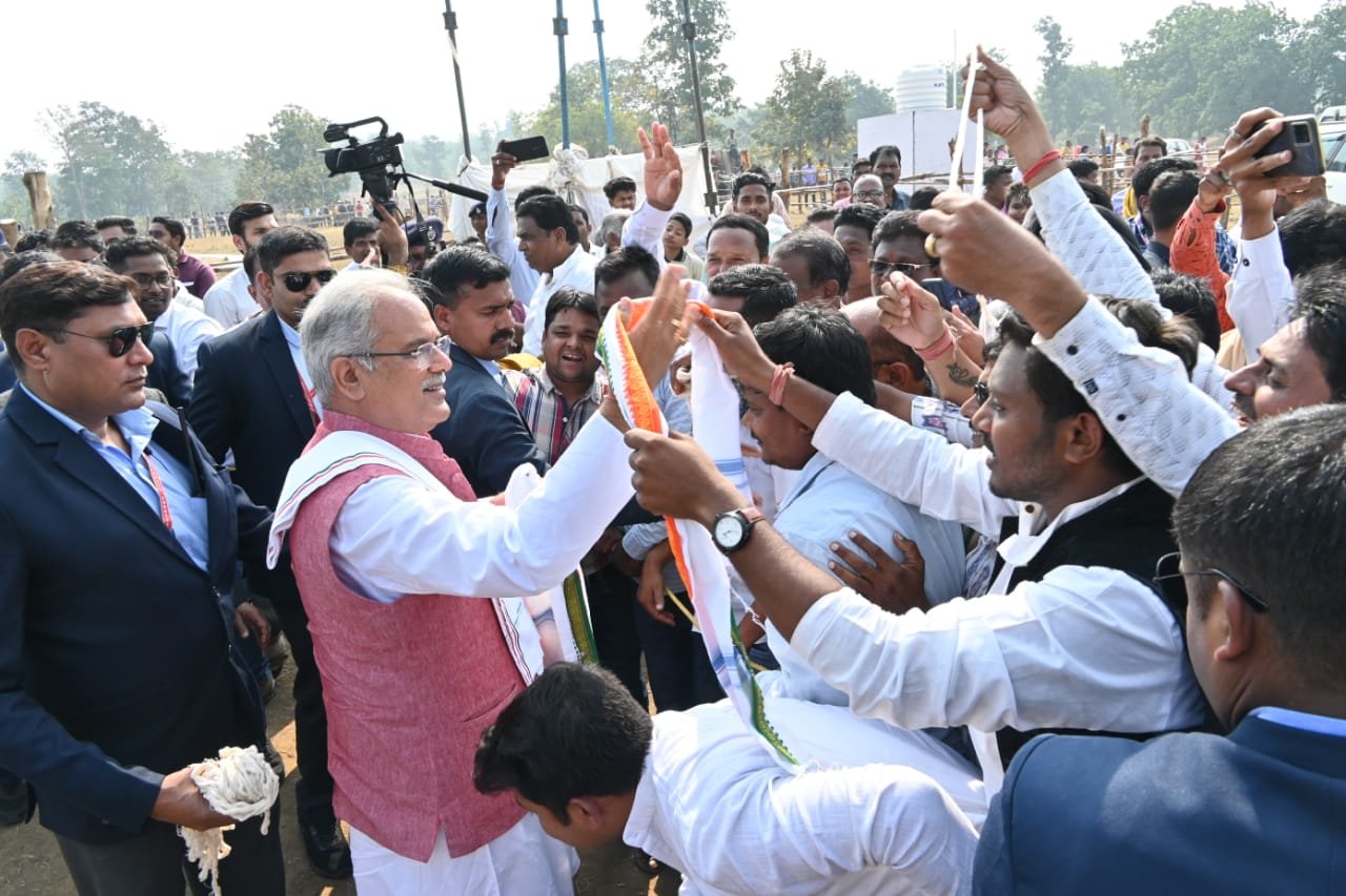 रायपुर: मुख्यमंत्री भूपेश बघेल भेंट-मुलाकात के लिए बसना-विधानसभा के पिथौरा तहसील के ग्राम गोपालपुर पहुंचे