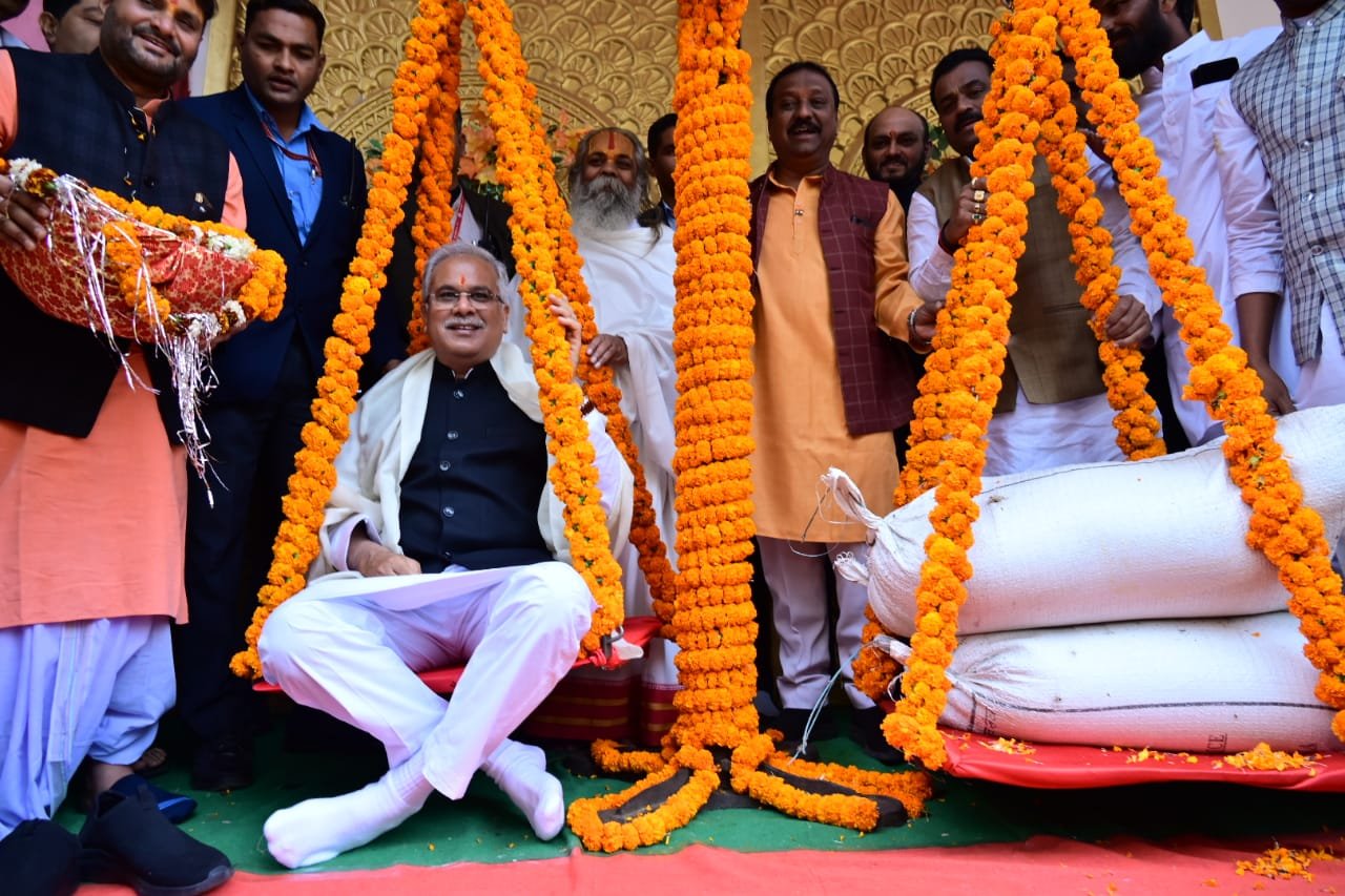 रायपुर: मुख्यमंत्री  भूपेश बघेल दूधाधारी मठ पहुंचे : सभी को छेरछेरा पुन्नी के गाड़ा गाड़ा बधाई : मुख्यमंत्री