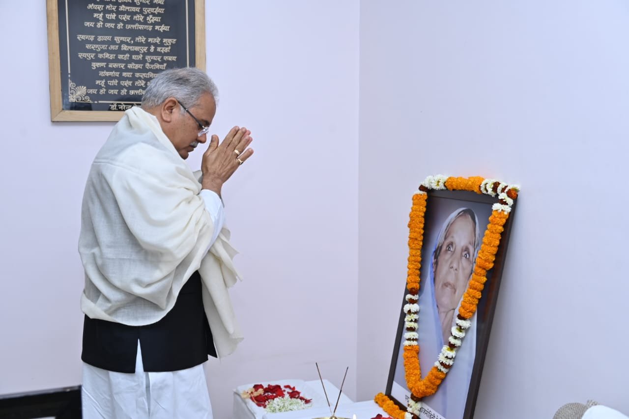 रायपुर: मुख्यमंत्री भूपेश बघेल ने समाजसेविका पद्मश्री राजमोहिनी की पुण्यतिथि पर उनके चित्र पर पुष्प अर्पित दी श्रद्धांजलि