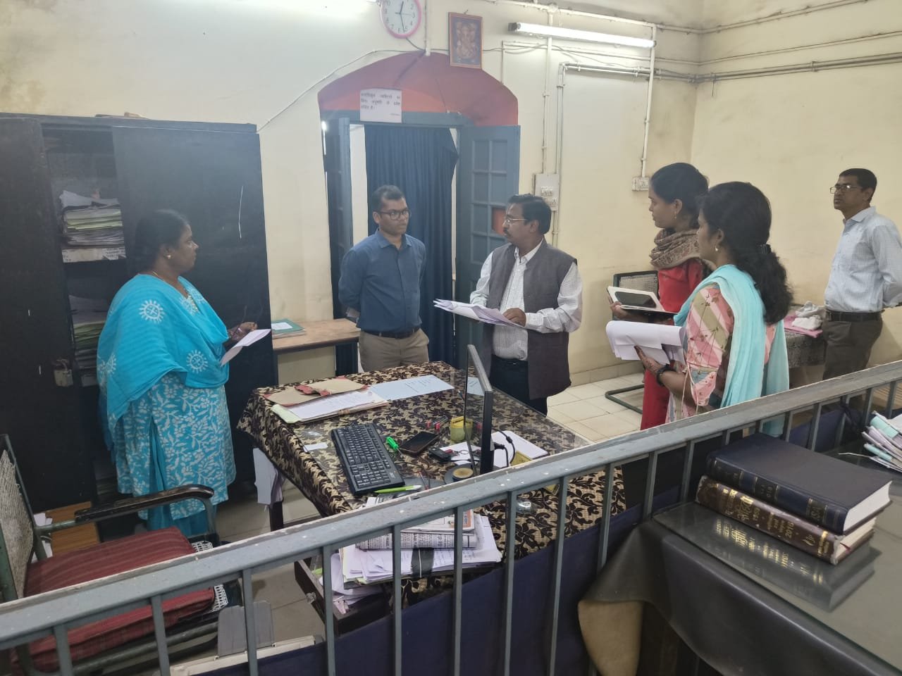 दुर्ग : संभागायुक्त दुर्ग संभाग  कावरे ने जिला पंचायत एवं तहसील कार्यालय दुर्ग में दी दबिश, अनुपस्थितों पर गिरी गाज, तहसील कार्यालय में राजस्व प्रकरणों के निराकरण में तेजी लाने हेतु दिए स्पष्ट निर्देश