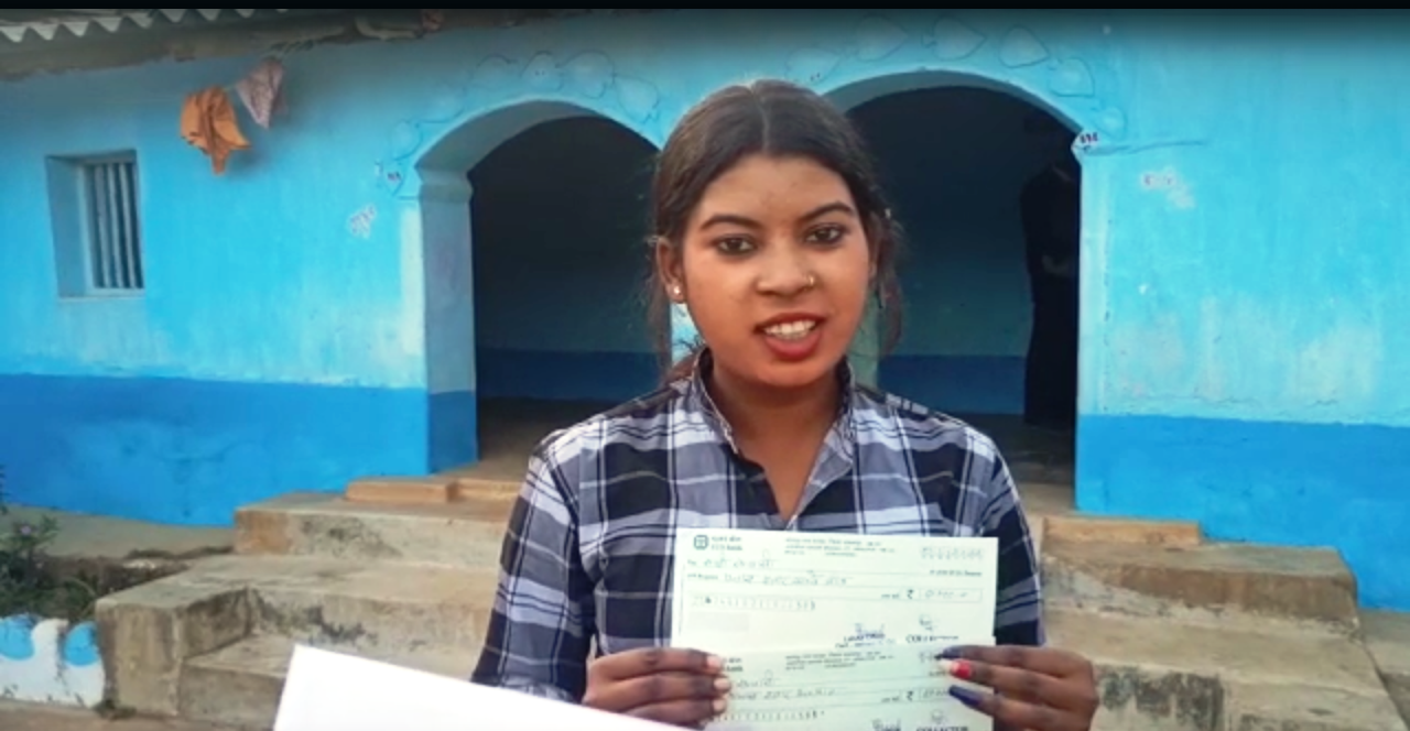 जशपुरनगर : असंगठित कर्मकार मृत्यु एवं दिव्यांग सहायता योजना के तहत कुमारी प्रियंका व साक्षी को विभाग द्वारा प्रदान की गई सहायता राशि