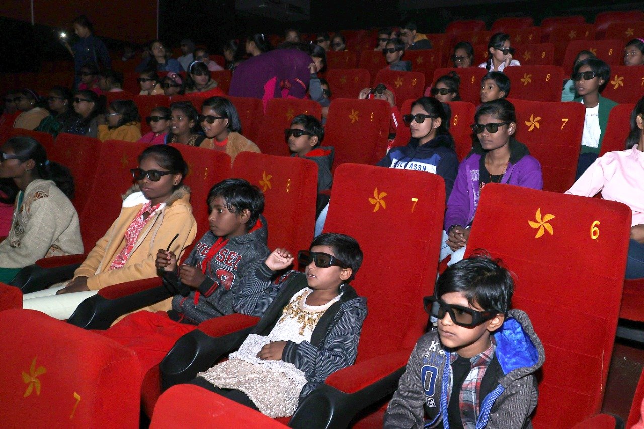 रायगढ़ : कलेक्टर  रानू साहू की पहल पर बच्चों ने देखी अवतार-द वे ऑफ वाटर मूवी