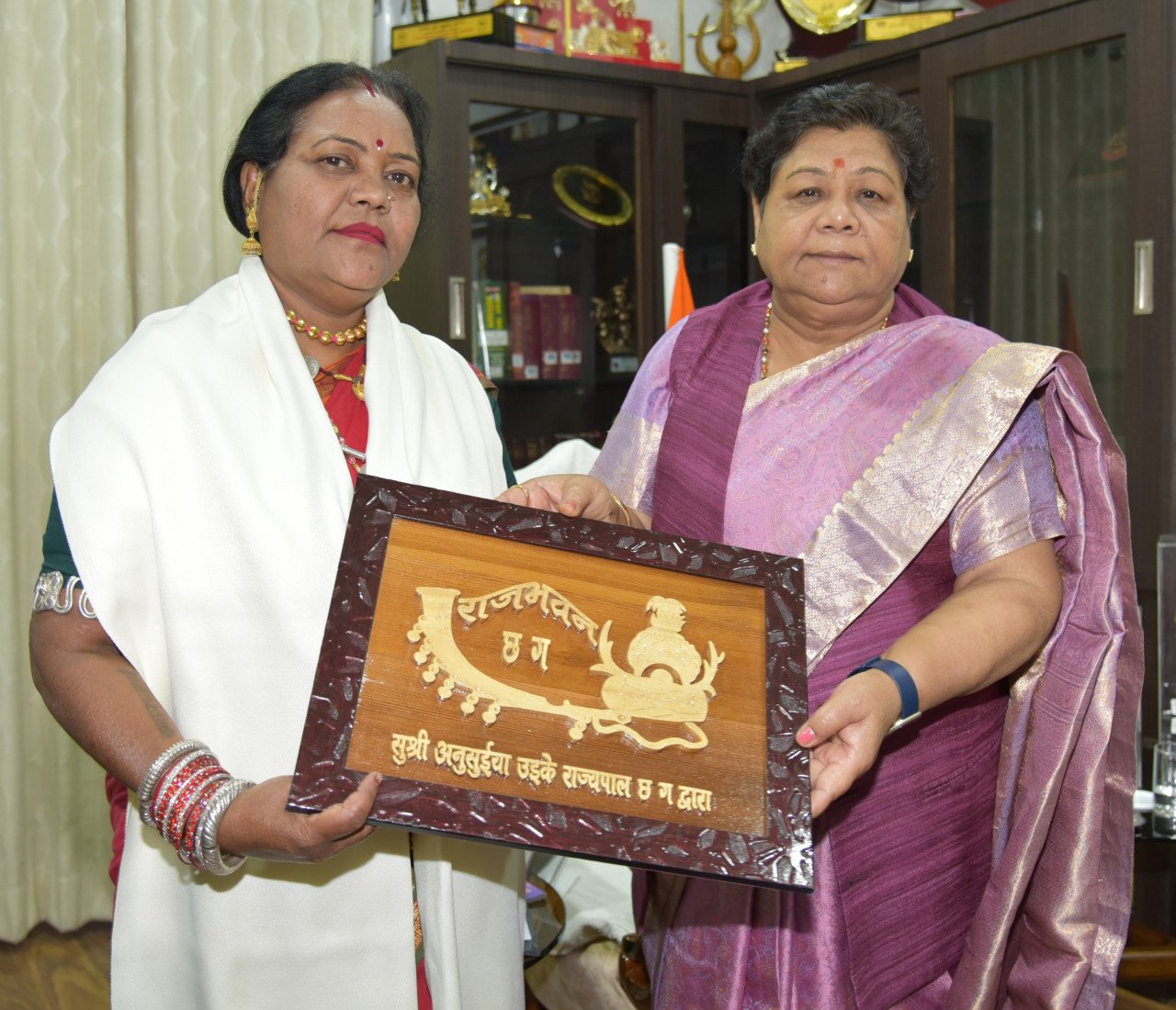 रायपुर : राज्यपाल से पद्म के लिए चयनित पंडवानी कलाकार  बारले ने की भेंट