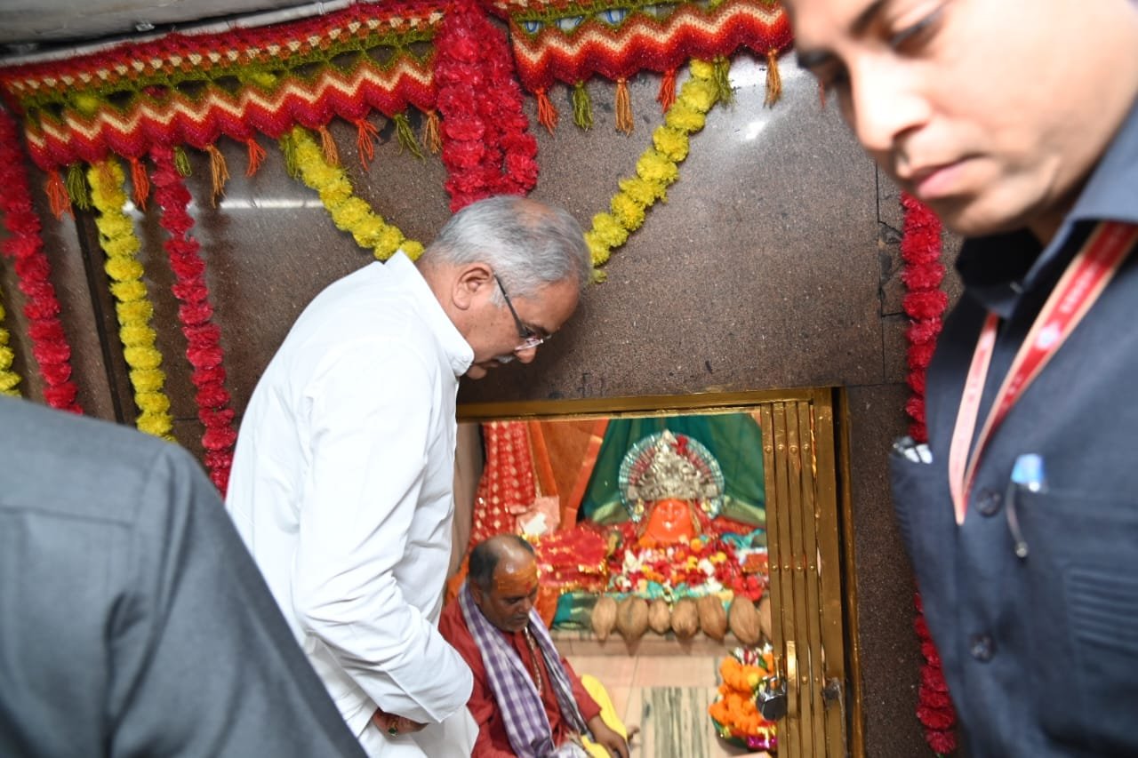 रायपुर : मुख्यमंत्री  भूपेश बघेल पंडित रविशंकर विश्वविद्यालय परिसर में स्थित माँ बंजारी शक्ति पीठ पहुंचे