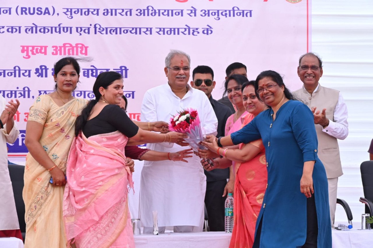 रायपुर : माननीय मुख्यमंत्री भूपेश बघेल पं. रविशंकर शुक्ल विश्वविद्यालय में विभिन्न कार्यों के लोकार्पण एवं शिलान्यास समारोह स्थल पहुंचे