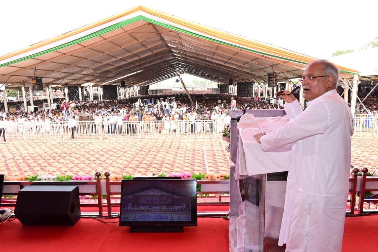 रायपुर : मुख्यमंत्री  भूपेश बघेल ने अपने सम्बोधन में कहा कि बस्तर के बाहर के लोग यहां आने से डरते थे