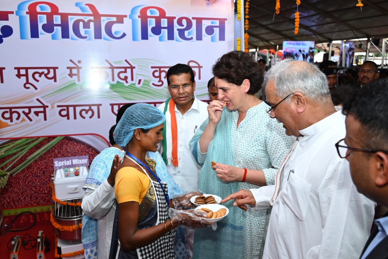 रायपुर : भरोसे का सम्मेलन में मुख्यमंत्री  भूपेश बघेल के साथ पहुँची विशिष्ट अतिथि  प्रियंका गांधी ने कहा..बस्तर के लोग अच्छे उनमें हुनर भी बेहतरीन..