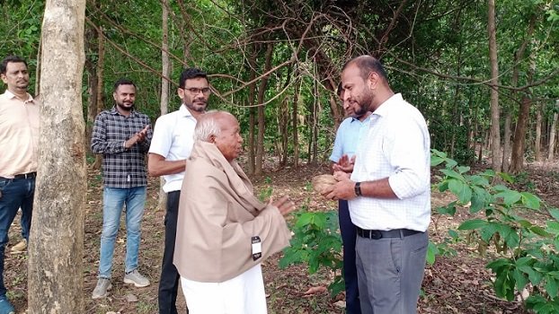 जगदलपुर : कलेक्टर ने की बस्तर ग्रीनमैन से भेंट