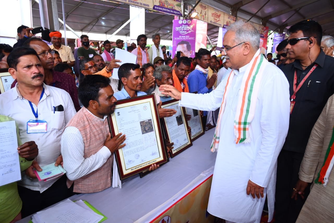 रायपुर : मुख्यमंत्री भूपेश बघेल विश्व आदिवासी दिवस पर सरगुजा जिले के सीतापुर में आय़ोजित कार्यक्रम में हुए शामिल