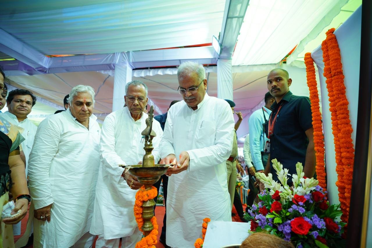 रायपुर : मुख्यमंत्री भूपेश बघेल दुर्ग संभाग के युवाओं के साथ भेंट-मुलाकात के लिए जयंती स्टेडियम, सेक्टर-6, भिलाई भेंट-मुलाकात स्थल पहुंचे