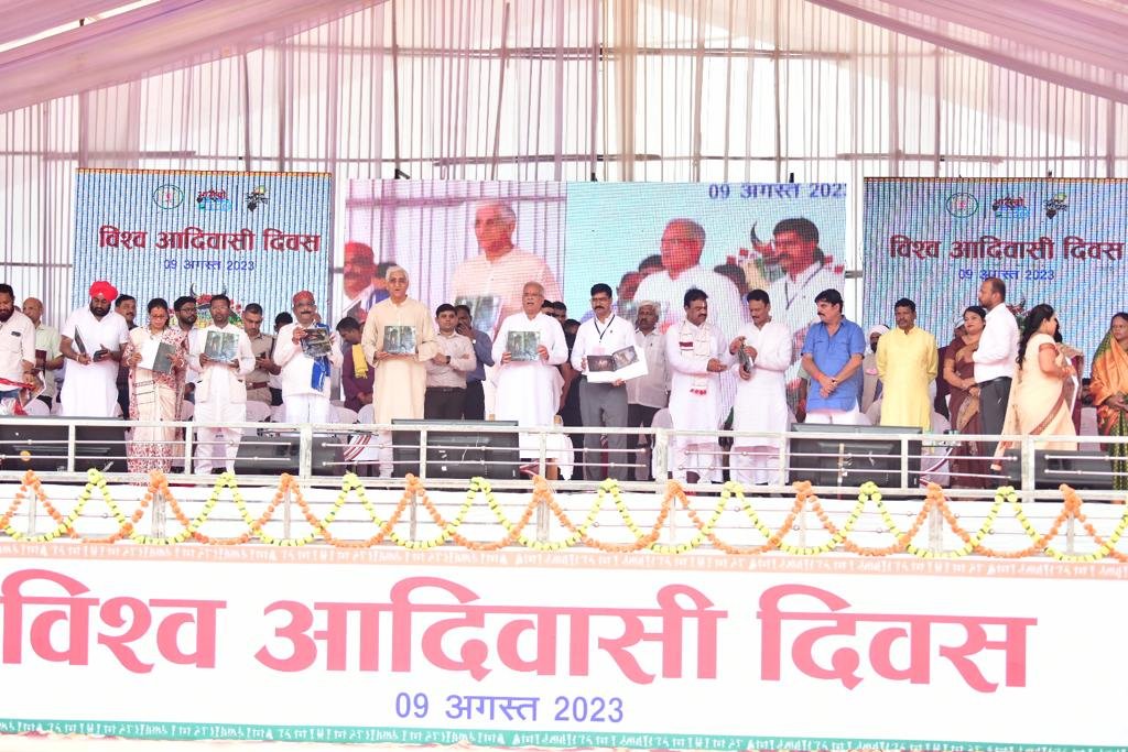 रायपुर : मुख्यमंत्री  बघेल ने कांगेर घाटी राष्ट्रीय उद्यान के 15 गुफाओं पर आधारित कॉफी टेबल बुक का किया विमोचन