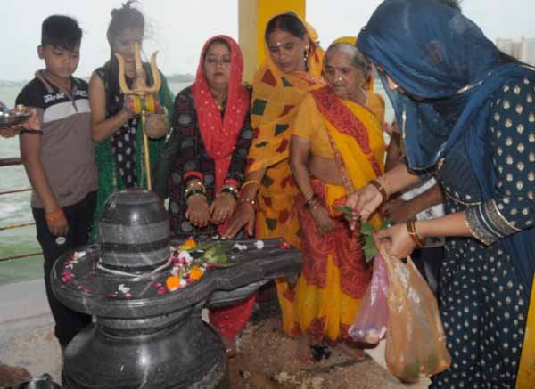 Shiva_Linga_pooja_01.jpg