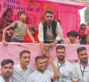 राजनांदगांव : जोगी कांग्रेस जिलाध्यक्ष शमसुल आलम ने झांकी में स्टेज बनाकर लाखों लोगों का अभिवादन किया