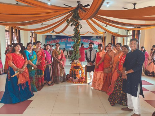 राजनांदगांव : संस्कार सिटी कॉलेज ऑफ एजुकेशन में एक दिवसीय गरबा एवं देवी भजन आयोजित