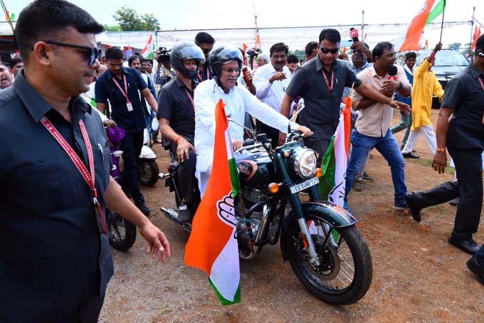 भरोसा यात्रा में मुख्यमंत्री भूपेश बघेल ने चलाया बुलेट