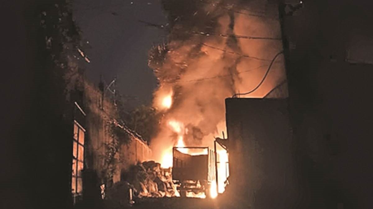 20231029113415_29_10_2023-fire_in_scrap_yard_in_raipur
